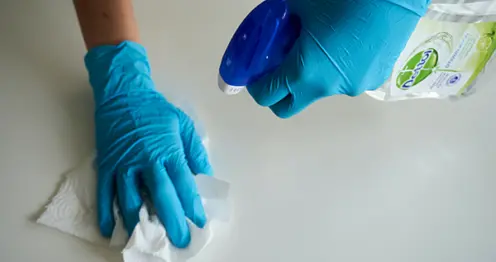 Oppervlak dat wordt gereinigd met isopropylalcohol