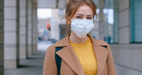 Persoon die een stofmasker draagt voor optimale ademhalingsbescherming.