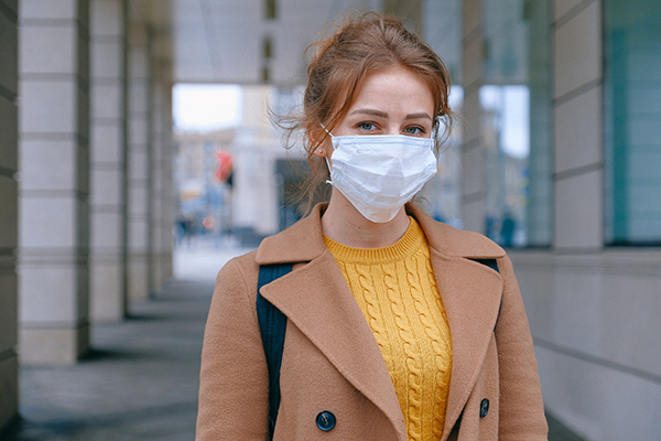 Persoon die een stofmasker draagt voor optimale ademhalingsbescherming.