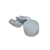 Hoogzuivere gallium nugget op een witte achtergrond