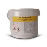 Emmer met 1 kg fijn wit kaliumnitraatpoeder.