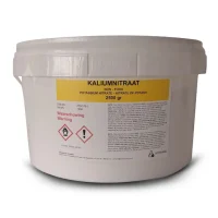 Emmer met 2,5 kg fijn wit kaliumnitraatpoeder.