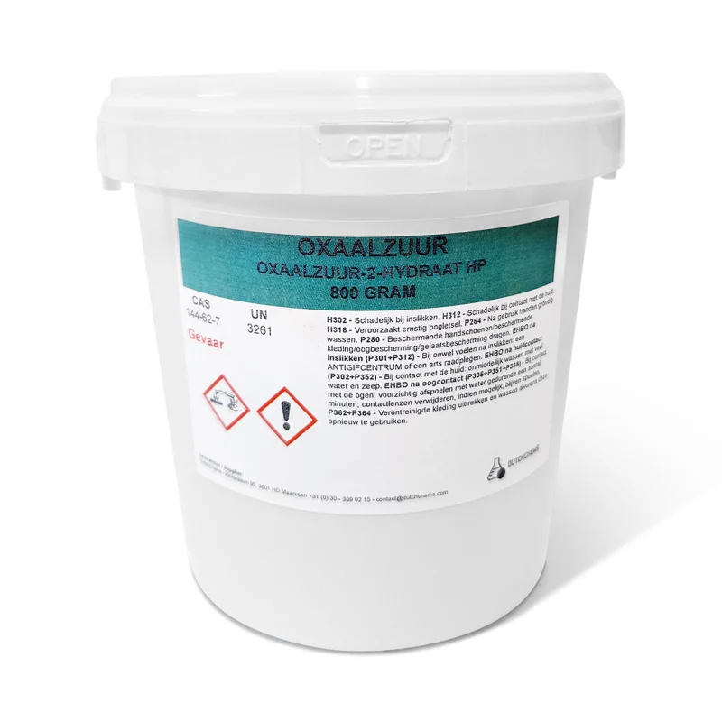 Witte emmer met 800 gram oxaalzuur, veiligheidswaarschuwingen en chemische informatie op het etiket.