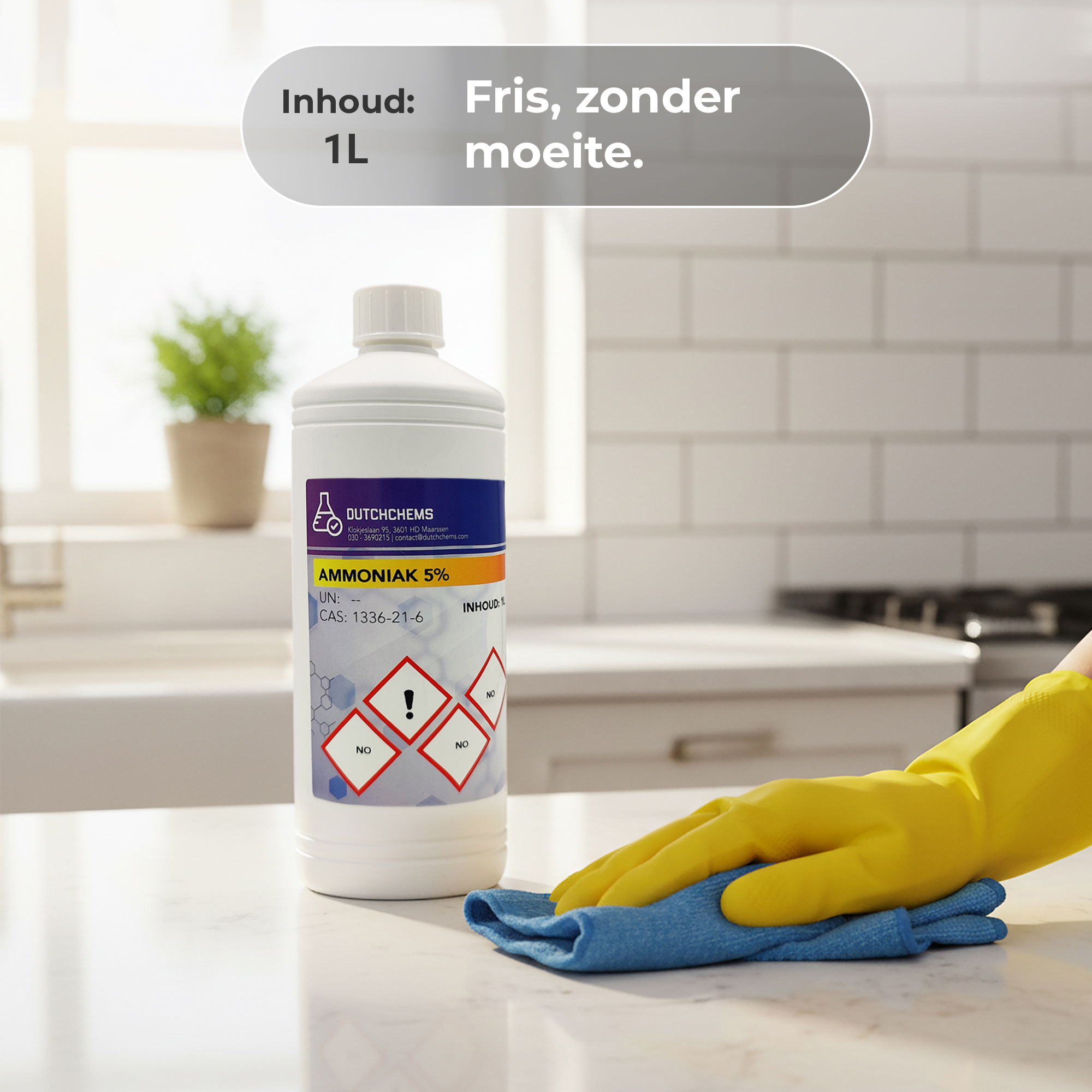 Reiniger van een werkblad met huishoud ammonia 5p