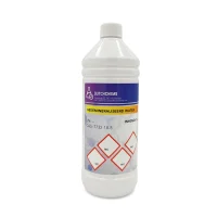 Een fles van 1 liter met 'GEDEMINERALISEERD WATER' op het etiket.