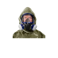 Close-up van persoon met gasmasker en capuchon van ProChem I CLF beschermpak.