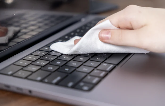 Elektronica schoonmaken: je laptop, toetsenbord en printplaat veilig reinigen