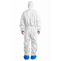 Witte PROTEC Classic beschermoverall met capuchon, gedragen door man met blauwe overschoenen