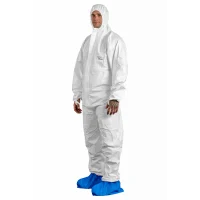 Witte PROTEC Classic beschermoverall met capuchon, gedragen door man met blauwe overschoenen
