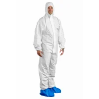 Witte PROTEC Classic beschermoverall met capuchon, gedragen door man met blauwe overschoenen