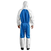 Man in Protec Comfort wit/blauw chemisch beschermpak met capuchon en elastische afwerking.