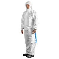 Man in Protec Comfort wit/blauw chemisch beschermpak met capuchon en elastische afwerking.