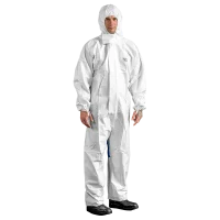 Man in Protec Comfort wit/blauw chemisch beschermpak met capuchon en elastische afwerking.