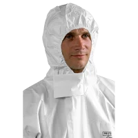 Man in Protec Comfort wit/blauw chemisch beschermpak met capuchon en elastische afwerking.