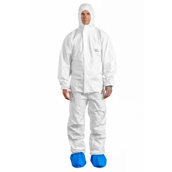 Witte PROTEC Classic beschermoverall met capuchon, gedragen door man met blauwe overschoenen