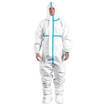 Man draagt een wit Protec Plus chemisch beschermpak met blauwe getapete naden, capuchon en elastische afwerking.
