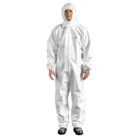 Man in Protec Comfort wit/blauw chemisch beschermpak met capuchon en elastische afwerking.