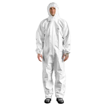 Man in Protec Comfort wit/blauw chemisch beschermpak met capuchon en elastische afwerking.