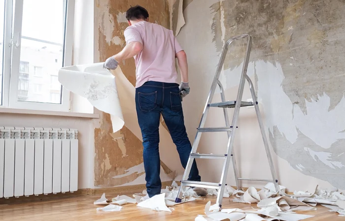 Oud behang verwijderen van de muur