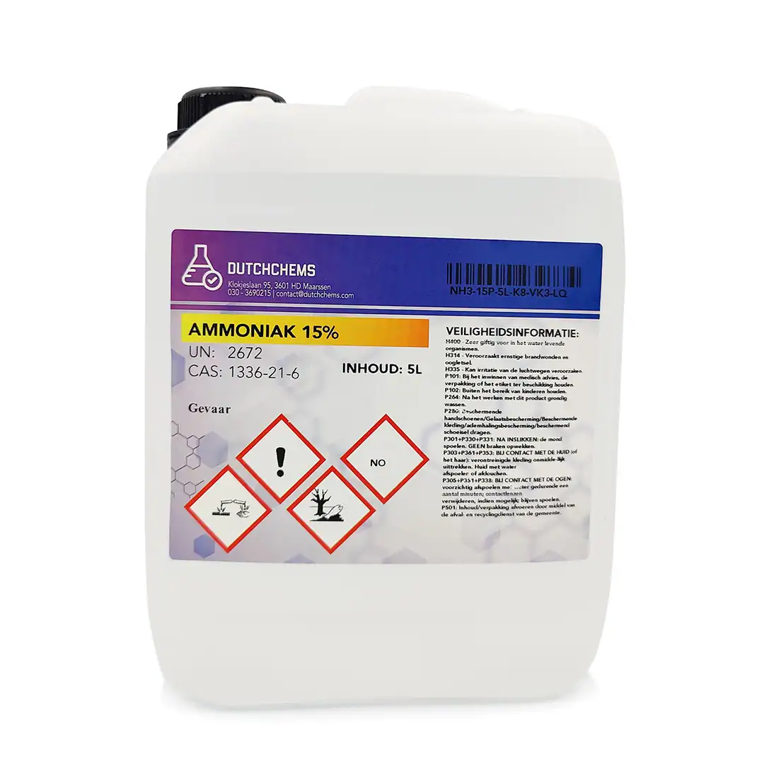 ammoniak_15procent Witte jerrycan met een etiket dat 15% ammoniakoplossing aangeeft, inclusief internationale gevaarsymbolen.