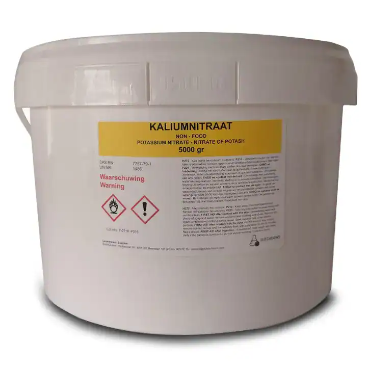 Emmer met 5 kg fijn wit kaliumnitraatpoeder.