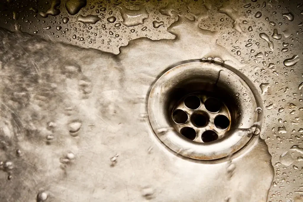 Eine Spüle, in der das Wasser nach dem Beseitigen der Verstopfung wieder gut abläuft.