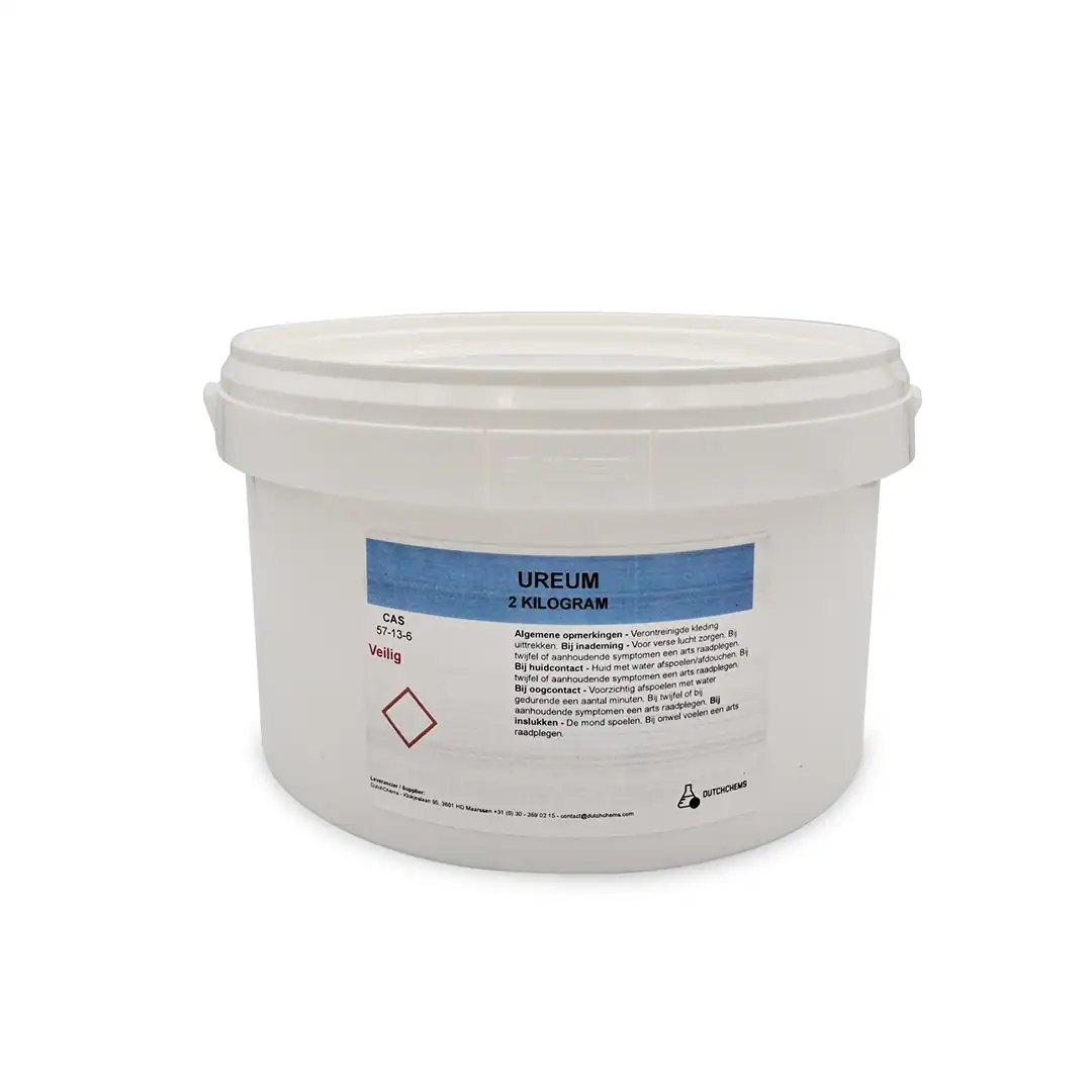 ureum_2kg Emmer met 2 kilogram ureum, voorzien van veiligheidsinformatie en gebruiksaanwijzingen.